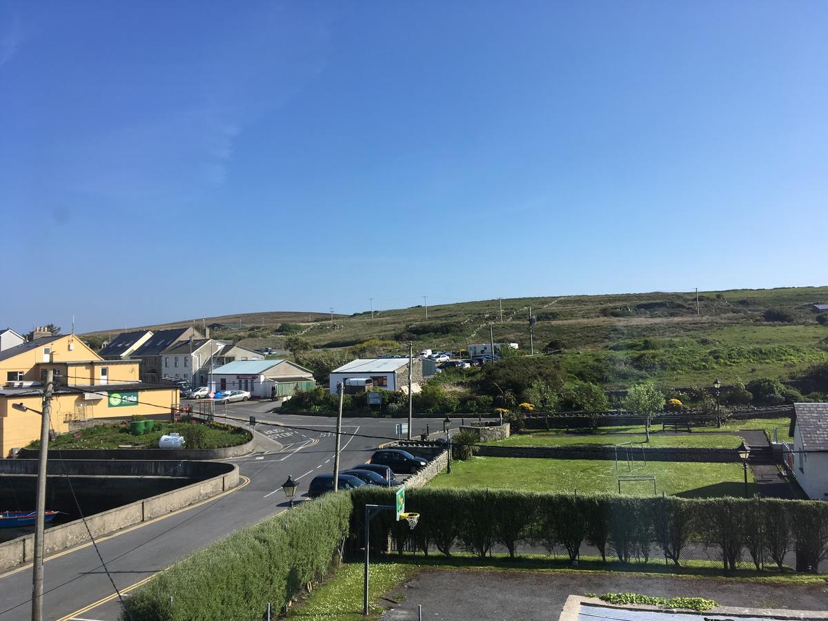 The Pier Bar , Cleggan Bed & Breakfast エクステリア 写真