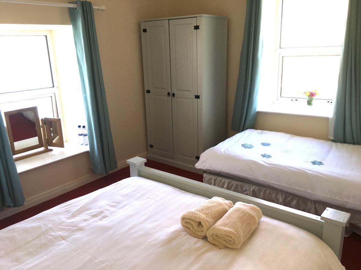 The Pier Bar , Cleggan Bed & Breakfast エクステリア 写真