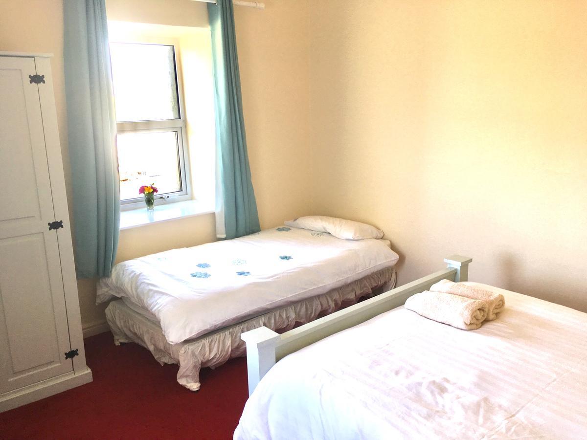 The Pier Bar , Cleggan Bed & Breakfast エクステリア 写真