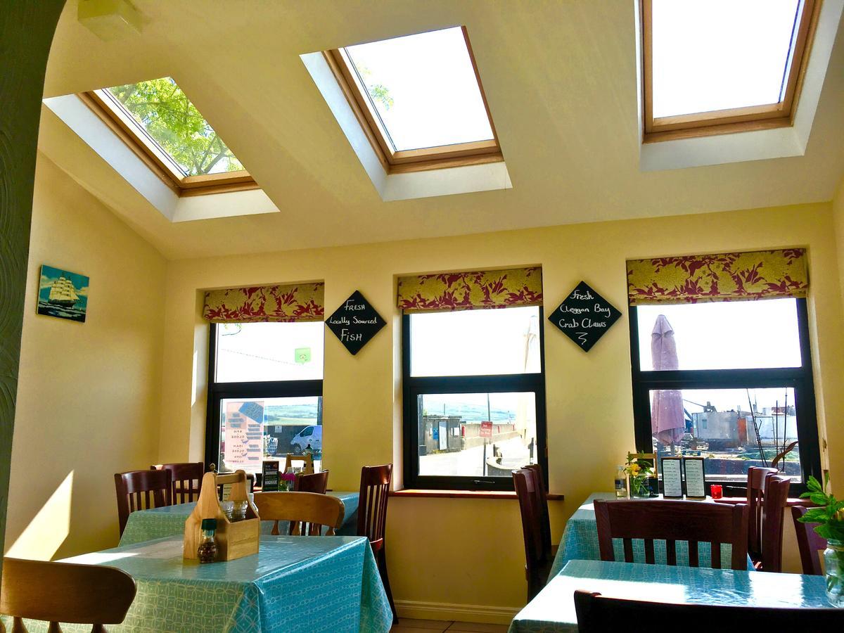 The Pier Bar , Cleggan Bed & Breakfast エクステリア 写真